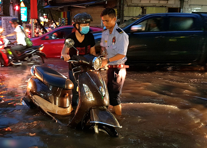 Xe cộ chết máy, ngã nhào khi triều cường gây ngập trung tâm Sài Gòn
